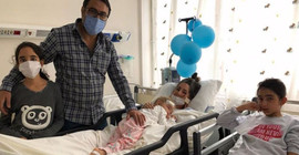 Depremden 65 saat sonra sağ çıkan minik Elif ailesiyle bir araya geldi