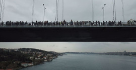 İşten çıkarılan işçiler köprüde eylem yaptı: 2'si intihar girişiminde bulundu