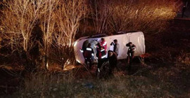 Ağrı'da göçmenleri taşıyan araç devrildi: 17 yaralı