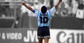 Napoli stadına Maradona'nın adı verildi