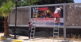 '15 Temmuz' afişi yırtan 3 kişiye tutuklama