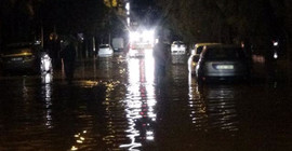 İzmir'de deniz taştı: Araçlar su altında kaldı