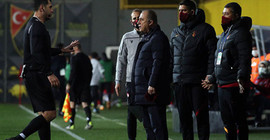 Kırmızı kart gören Fatih Terim'den hakeme: Sen ancak bekçi olursun