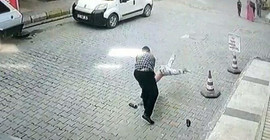 Çocuğu vahşice darp edip yere çarpan esnaf, ilk duruşmada tahliye edildi