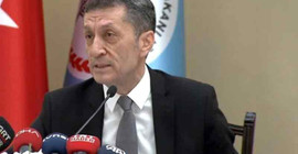 Ziya Selçuk yüz yüze sınavların ertelendiğini duyurdu