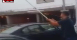 Sel sularıyla taşan yola olta attı