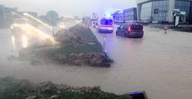 Edirne'de sağanak etkili oldu, cadde ve sokaklar suyla doldu