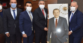 Menemen'de AKP'nin ilk icraatı: Erdoğan'ın fotoğrafını belediyeye getirdiler, top atışı yaptılar