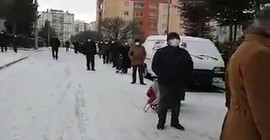 Eksi 4 derecede ucuz elma için beklediler: Bu kuyruk yokluk kuyruğu