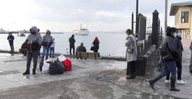 Kadıköy'de vapurdan atlayan bir kişiyi, başka bir yolcu kurtardı