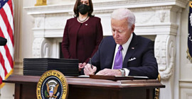 Biden, Covid-19'dan en fazla etkilenen kesimlere yönelik iki kararname imzaladı