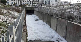 Esenyurt'ta korkutan köpük: 3 mahalleye ağır koku yayıldı