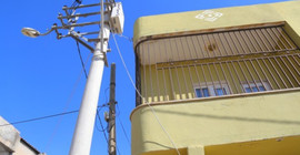Sayaçları elektrik direklerine yerleştiren DEDAŞ, kabloları balkondan geçirdi