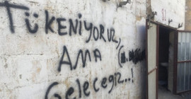 Sahte içki zanlısı duvara 'Tükeniyoruz ama geleceğiz' yazıp kaçtı