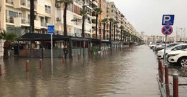 Sel, İzmir'i vurdu: Bir kişi hayatını kaybetti