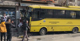 Taksiyle çarpışan özel halk otobüsü büfeye girdi: 1 ölü, 9 yaralı
