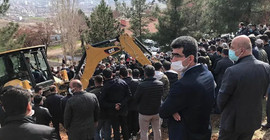 'Geçim sıkıntısı nedeniyle intihar ettikleri' iddia edilen genç anne-baba, Batman'da defnedildi