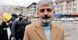 Dolmuşta unutulan 10 bin lirayı sahibine teslim etti