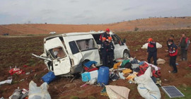 Tarım işçilerini taşıyan minibüs devrildi: 13 işçi yaralı