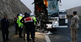 Urfa'da yolcu otobüsü TIR'a arkadan çarptı: 3 ölü, 30 yaralı