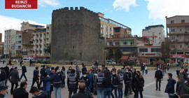 Diyarbakır’da kadınların 'İnsan Zinciri' eylemine polis engeli