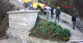 Kamyonun altında kalmaktan son anda kurtuldular