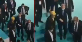 TRT spikeri, 'desteksiz yürüyemiyor' denilen Erdoğan'ın rahatsızlığını açıkladı