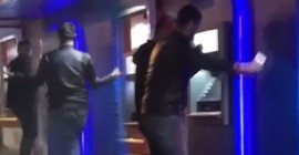 Cep telefonlarına sızarak çaldıkları paraları, halay çekerek ATM’ye yüklediler