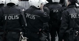 Polisin baskın yaptığı evdeki hamile kadın bebeğini düşürdü