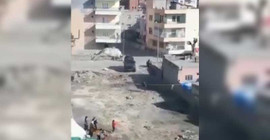 Zırhlı araç çocukların bulunduğu alana daldı, çocuklar ezilmemek için kaçtı