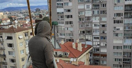 Ücretlerini alamayan inşaat işçileri vinci işgal etti