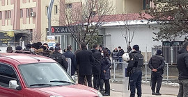 Sokakları kapanan HDP'li vekiller valilik önünde eylem başlattı, CHP ziyaret etti