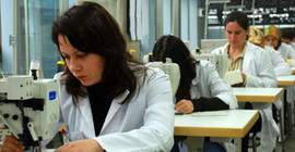 Kadınlar hem istihdamda hem de çalışma yaşamında erkeklerin yarısı kadar yer alıyor