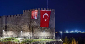 UNESCO Kültür Mirası Listesi'nde bulunan Diyarbakır Kalesi'ne Kürtçe 'Erdoğan'ı seviyoruz' pankartı asıldı