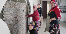 4 kadın inşaatlarda seramik kaplama işi yapıyor