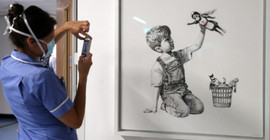 Grafiti sanatçısı Banksy hastane duvarına çizdiği eserini sağlık çalışanları için satışa çıkarıyor