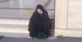 Oruçlu olan Emine Şenyaşar adalet talebiyle bugün de adliye önünde oturdu ama savcıyla görüştürülmedi