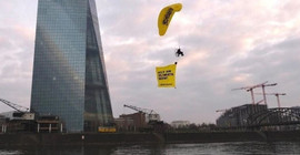 Greenpeace, Avrupa Merkez Bankası'nın çatısına paraşütle indi: İklim katillerine fon sağlamayın