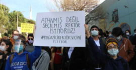 Boğaziçili öğrenciler, 'kukla rektör' ile röportaj yaptı