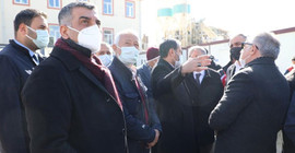 Deprem konutlarını ziyaret eden CHP'li Erol ile AKP'li Güler arasında tartışma çıktı