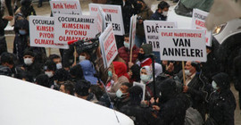 Van'da AKP'lilerin ve korucuların da aralarında bulunduğu bir grup, HDP önünde eylem yaptı