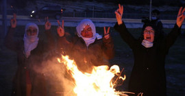 İstanbul'da ilk Newroz ateşini beyaz tülbentli anneler yaktı