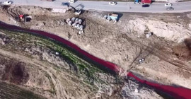 Arnavutköy'de sanayi bölgesinden geçen dere kırmızı akmaya başladı