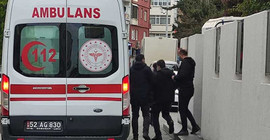 Maske uyarısı yapan sağlık çalışanlarına saldırdı