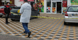 Boşanma aşamasındaki eşini markette silahla vurdu