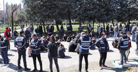 'Tecrit ve açlık grevi' kelimeleri geçtiği için açıklamaya izin verilmeyince oturma eylemi başlattılar