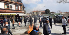 Konya'da lokanta esnafı isyan etti, masa ve sandalyelerini yaktı