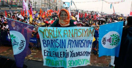 Yağmura rağmen İzmir halkı Newroz'a akın etti