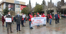Güvenceli iş isteyen işçiler belediye binasına yürüdü: Belediye başkanı iki farklı kişiliğe sahip
