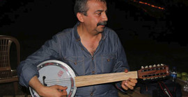 Sırrı Süreyya'nın cümbüşünü gören vali sazı yasakladı